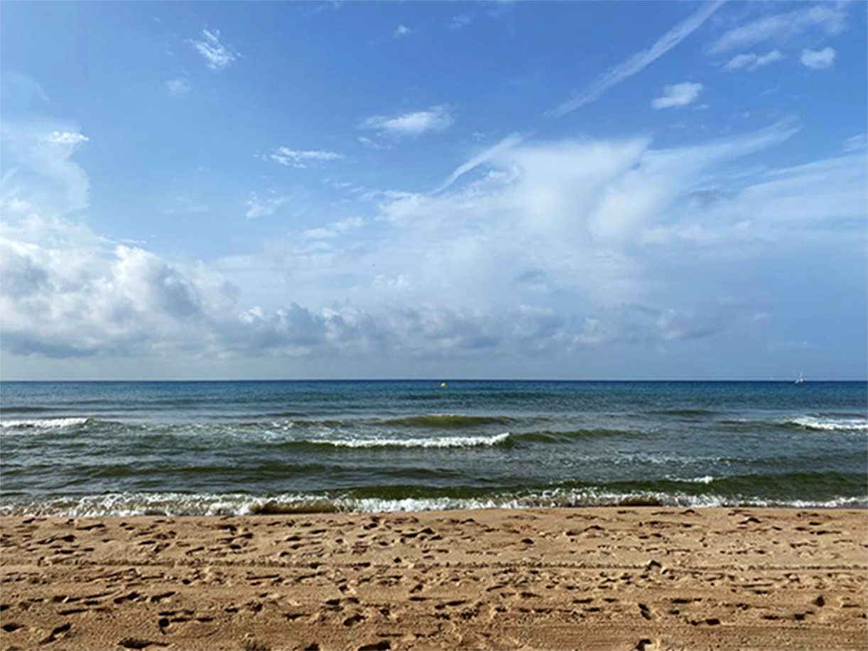 낮에 촬영한 스페인의 카스텔데펠스 해변입니다.