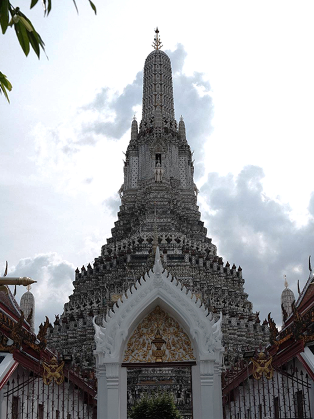 2023년 8월에 촬영한 방콕의 불교 사원, 왓 아룬의 프라 쁘랑입니다. 프라 쁘랑은 불교 사원의 탑을 의미합니다.