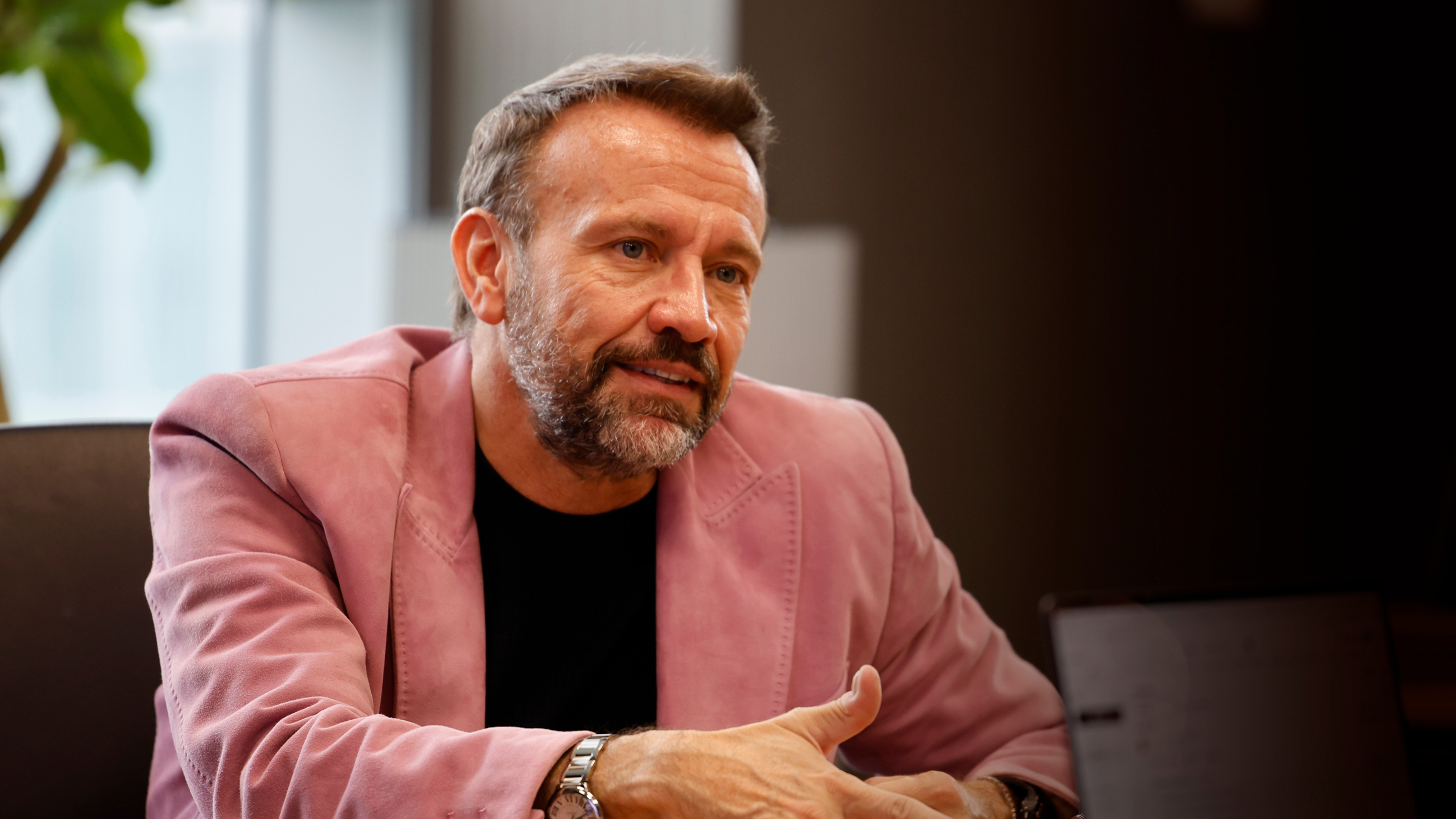Mauro Porcini speaking while wearing a vintage pink suede jacket.