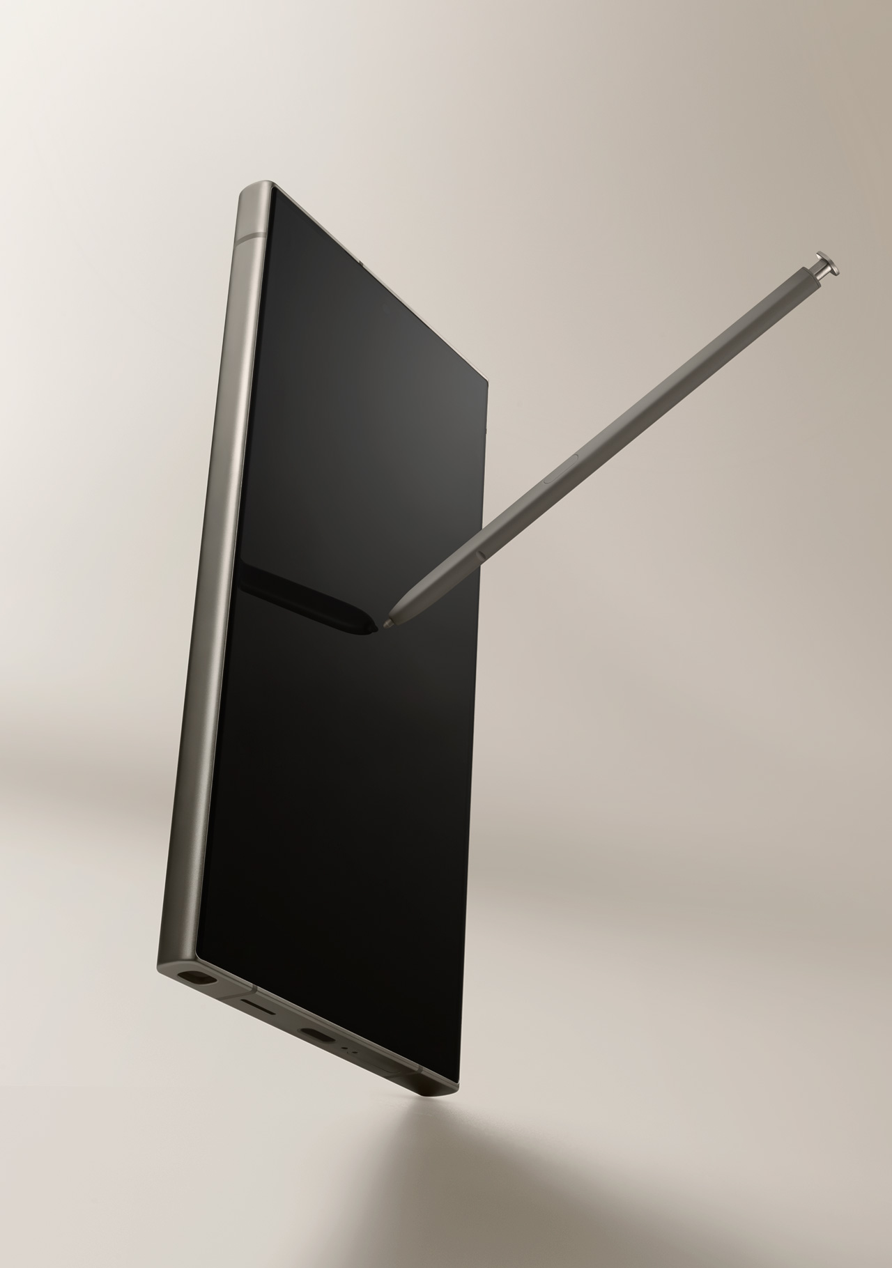 Galaxy S24 titanium gray and S pen are placed.