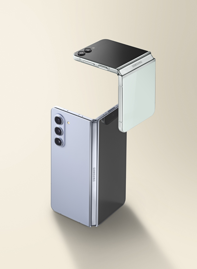 This image shows the Galaxy Z Flip 5 and Galaxy Z Fold 5 in a crossed position.