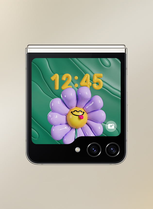 This is an image of setting up the Galaxy Watch 6’s Watchface in the Galaxy Z Flip 5’s Flex Window.