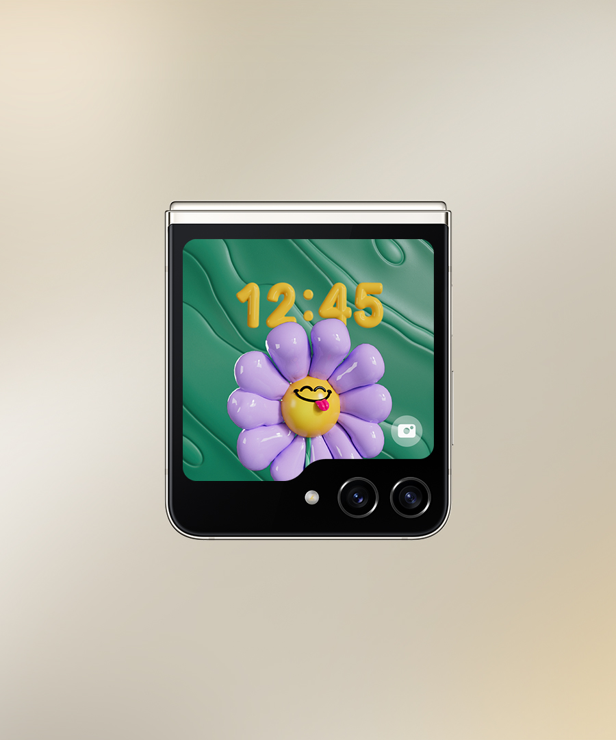 This is an image of setting up the Galaxy Watch 6’s Watchface in the Galaxy Z Flip 5’s Flex Window.
