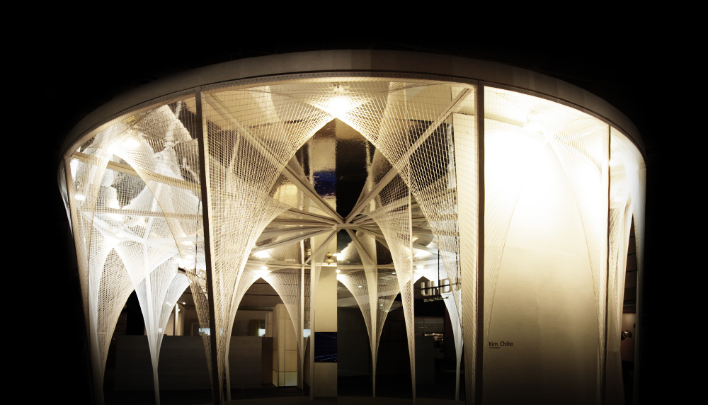 An image of “La Curva Perfetta” exhibition installed at COEX Convention Center.