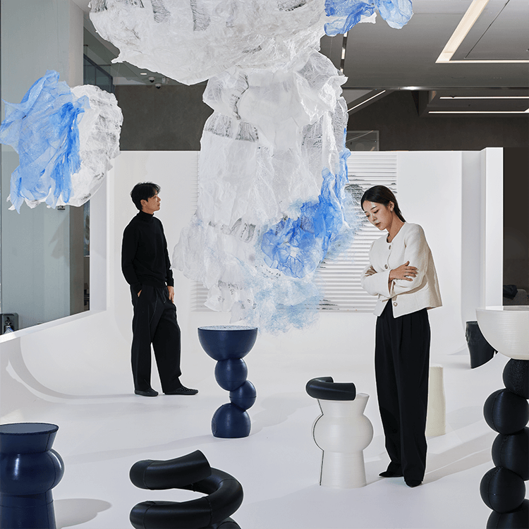 This is an image of a viewers looking around the exhibition 「The Wave: Creating a Virtuous Cycle」. 