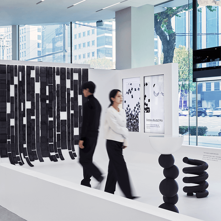 This is an image of a viewers looking around the exhibition 「The Wave: Creating a Virtuous Cycle」. 