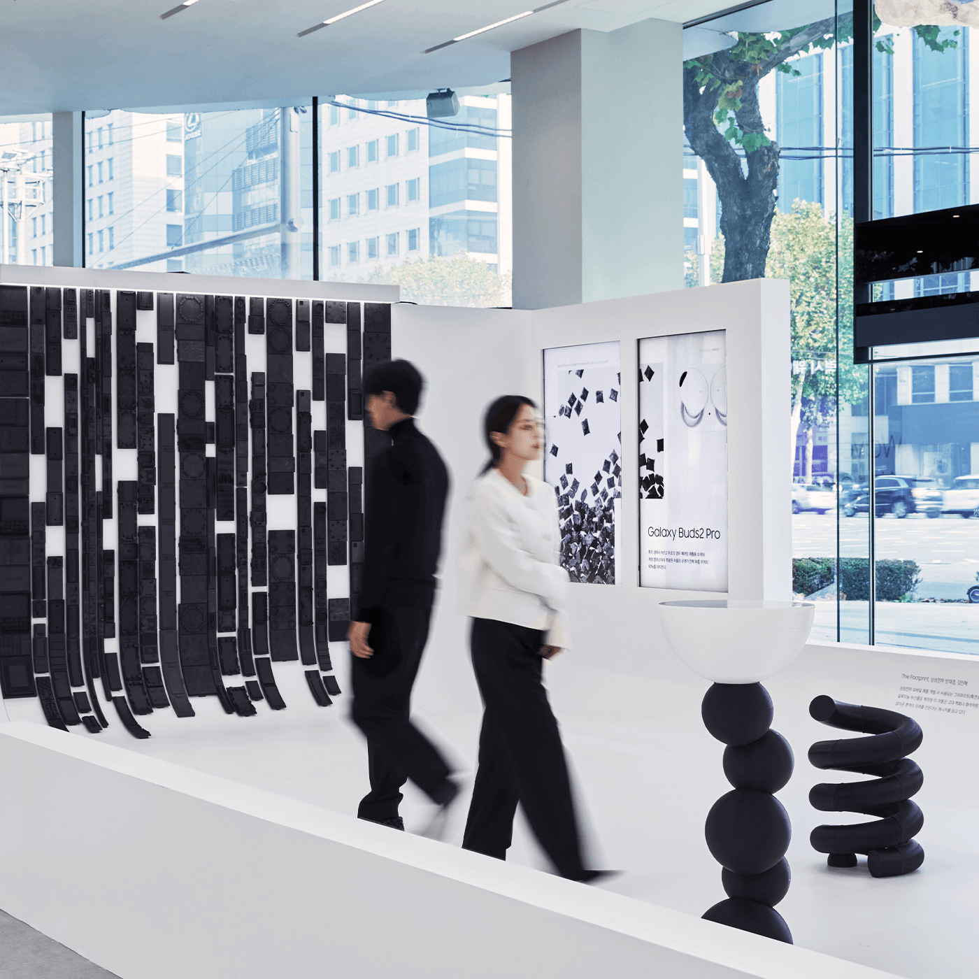 This is an image of a viewers looking around the exhibition 「The Wave: Creating a Virtuous Cycle」. 