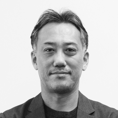 짧은 머리의 정면을 바라보는 남성