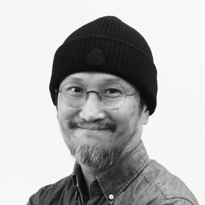 검정색 비니와 안경을 쓰고 수염이 난 남성