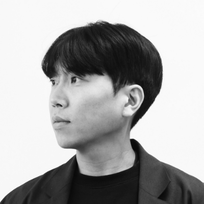 측면을 보고 있는 남성