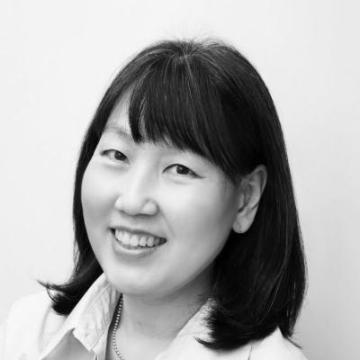 정면을 바라보며 웃고 있는 중단발 여성