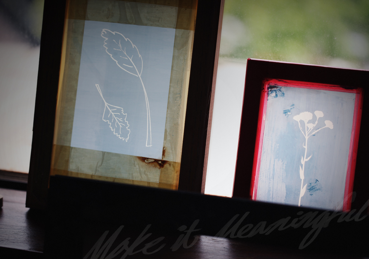 디자이너 정다운 전시 작품 이미지가 있습니다. 현재 화면은 배경 이미지가 자동으로 다른 이미지로 전환되는 효과를 포함하고 있습니다.