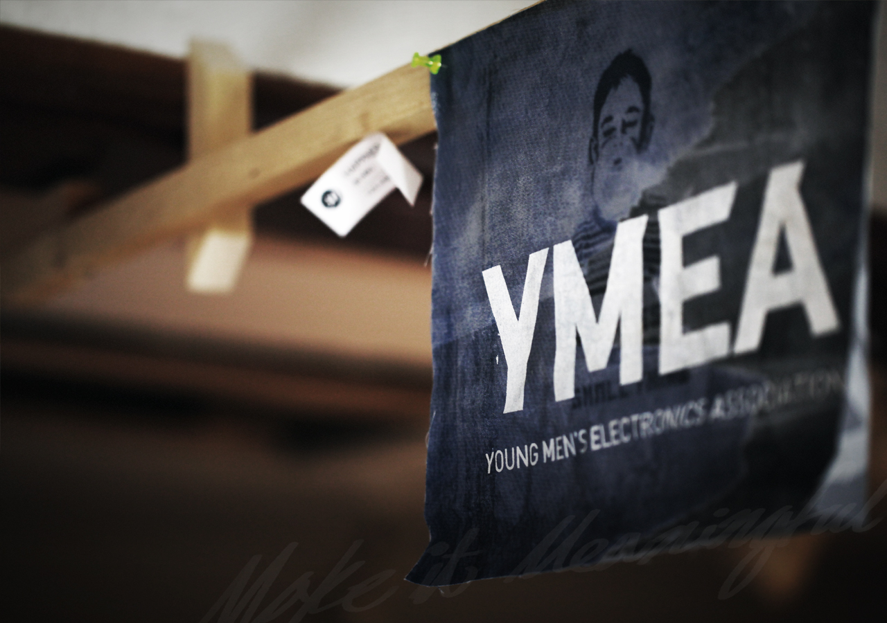 디자이너 흙 전시 작품 이미지가 있습니다. 현재 화면은 배경 이미지가 자동으로 다른 이미지로 전환되는 효과를 포함하고 있습니다.