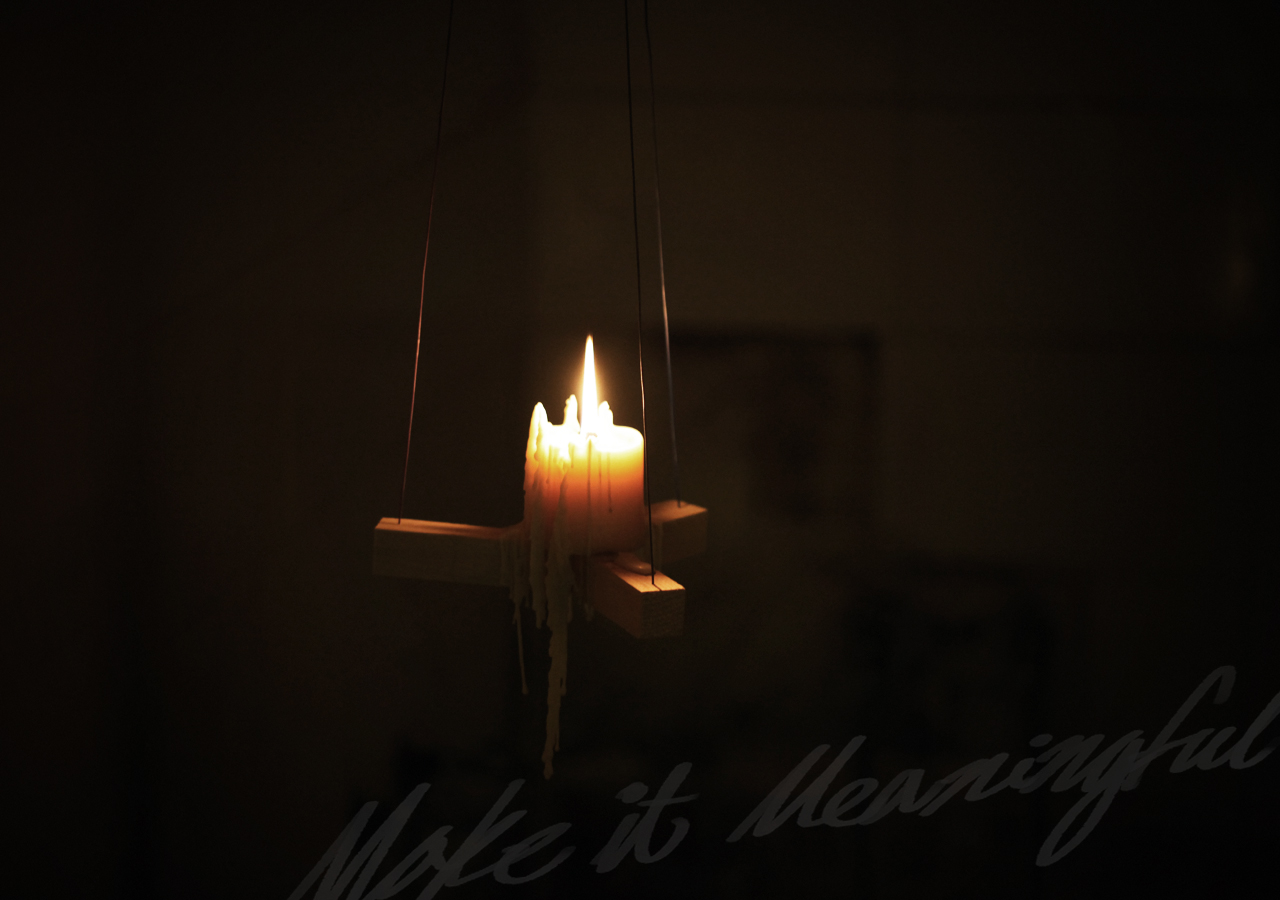 디자이너 다이애나 밴드 전시 작품 이미지가 있습니다. 현재 화면은 배경 이미지가 자동으로 다른 이미지로 전환되는 효과를 포함하고 있습니다.