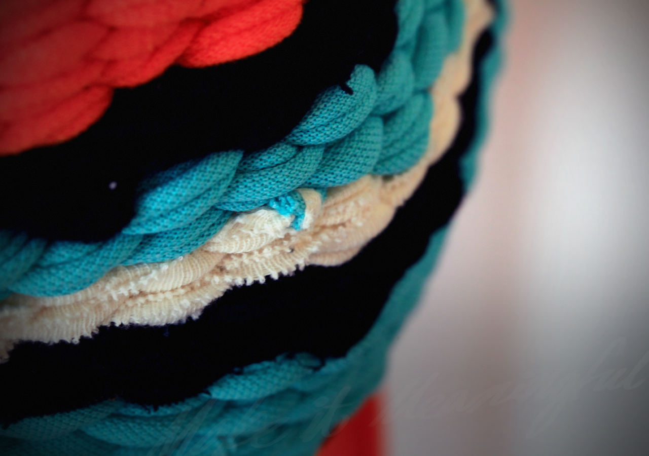 디자이너 장주영 전시 작품 이미지가 있습니다. 현재 화면은 배경 이미지가 자동으로 다른 이미지로 전환되는 효과를 포함하고 있습니다.