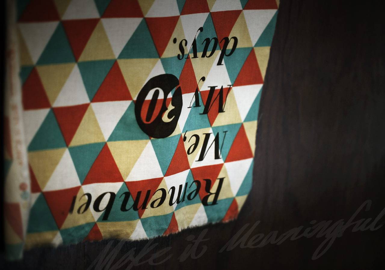 디자이너 박주연 전시 작품 이미지가 있습니다. 현재 화면은 배경 이미지가 자동으로 다른 이미지로 전환되는 효과를 포함하고 있습니다.