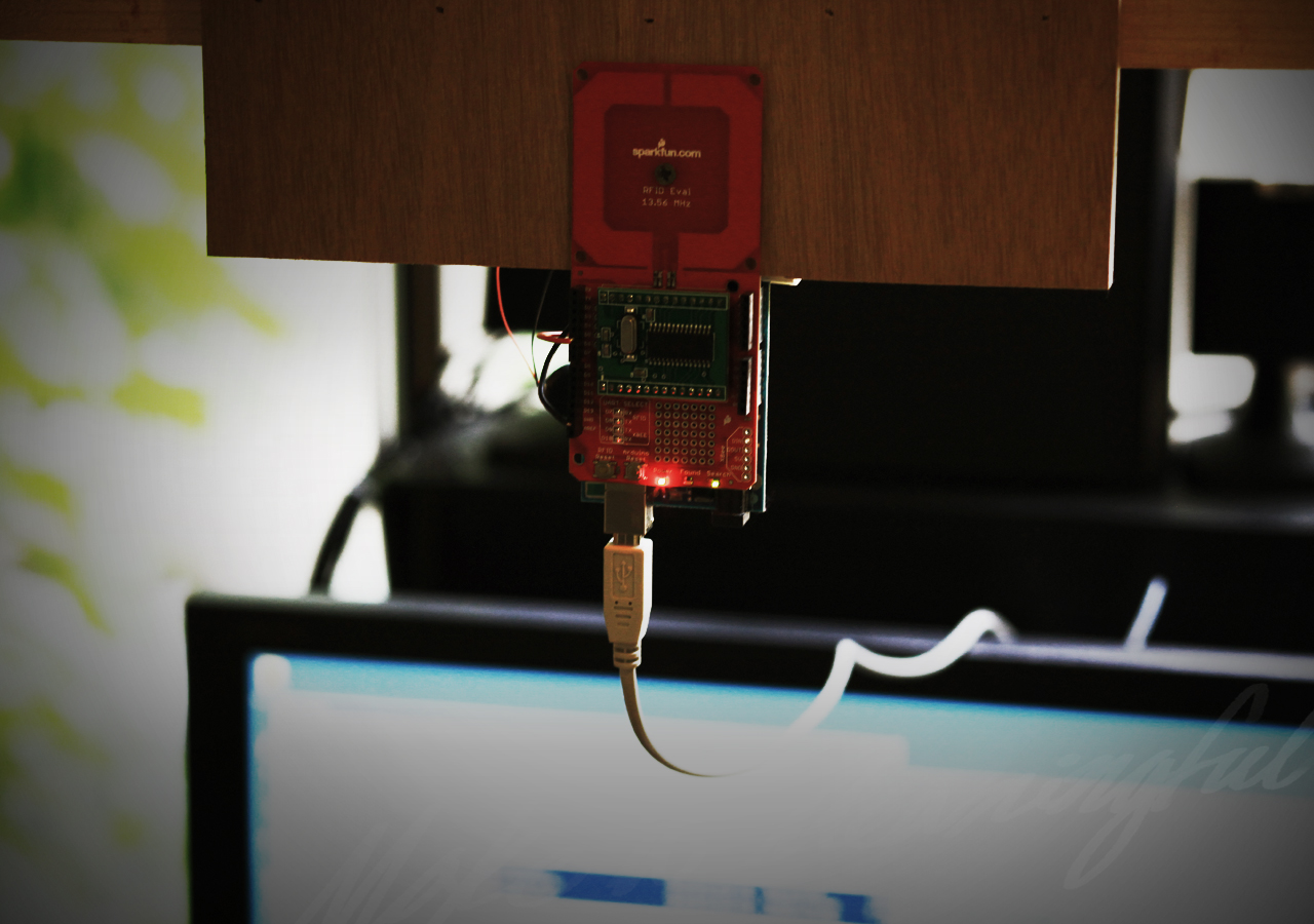 더 크리에이티브 숍 전시 작품 이미지가 있습니다. 현재 화면은 배경 이미지가 자동으로 다른 이미지로 전환되는 효과를 포함하고 있습니다.