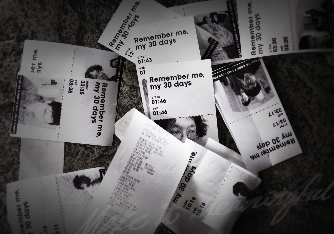 더 크리에이티브 숍 전시 작품 이미지가 있습니다. 현재 화면은 배경 이미지가 자동으로 다른 이미지로 전환되는 효과를 포함하고 있습니다.