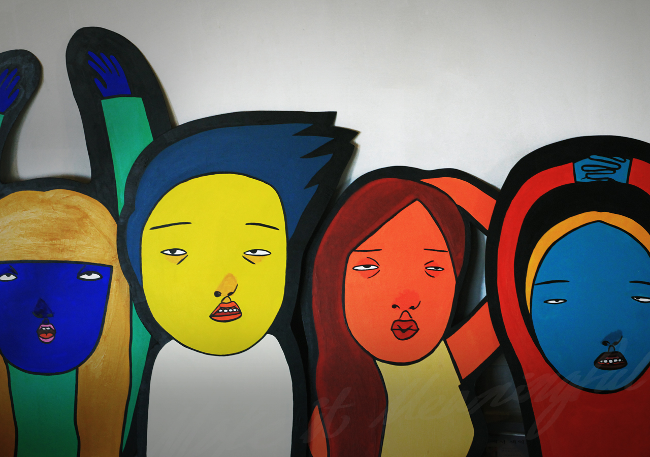 디자이너 쏭스 전시 작품 이미지가 있습니다. 현재 화면은 배경 이미지가 자동으로 다른 이미지로 전환되는 효과를 포함하고 있습니다.