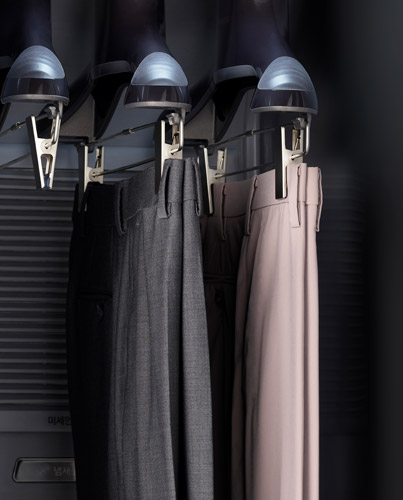 에어드레서에 바지 2개가 걸려있습니다.