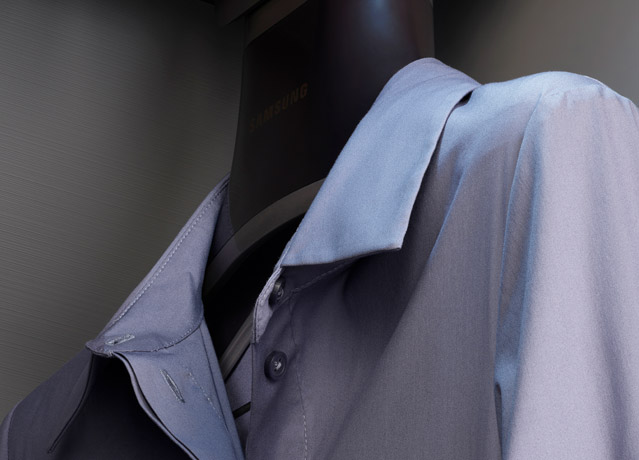 에어드레서에 셔츠가 걸려있습니다.