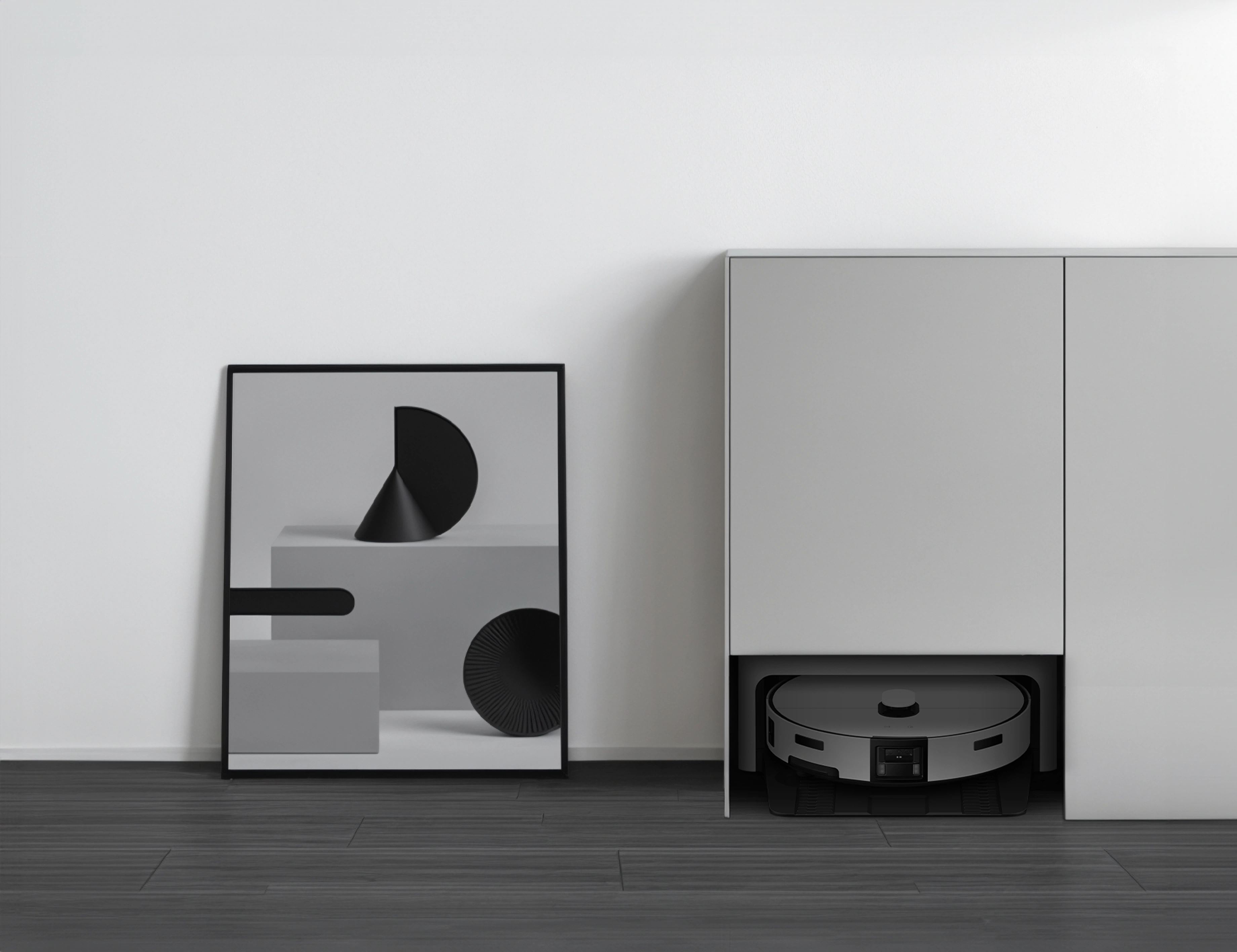 회색 톤의 미니멀 공간에 자연스럽게 어우러진 비스포크 AI 스팀 울트라 스테이션과 액자.