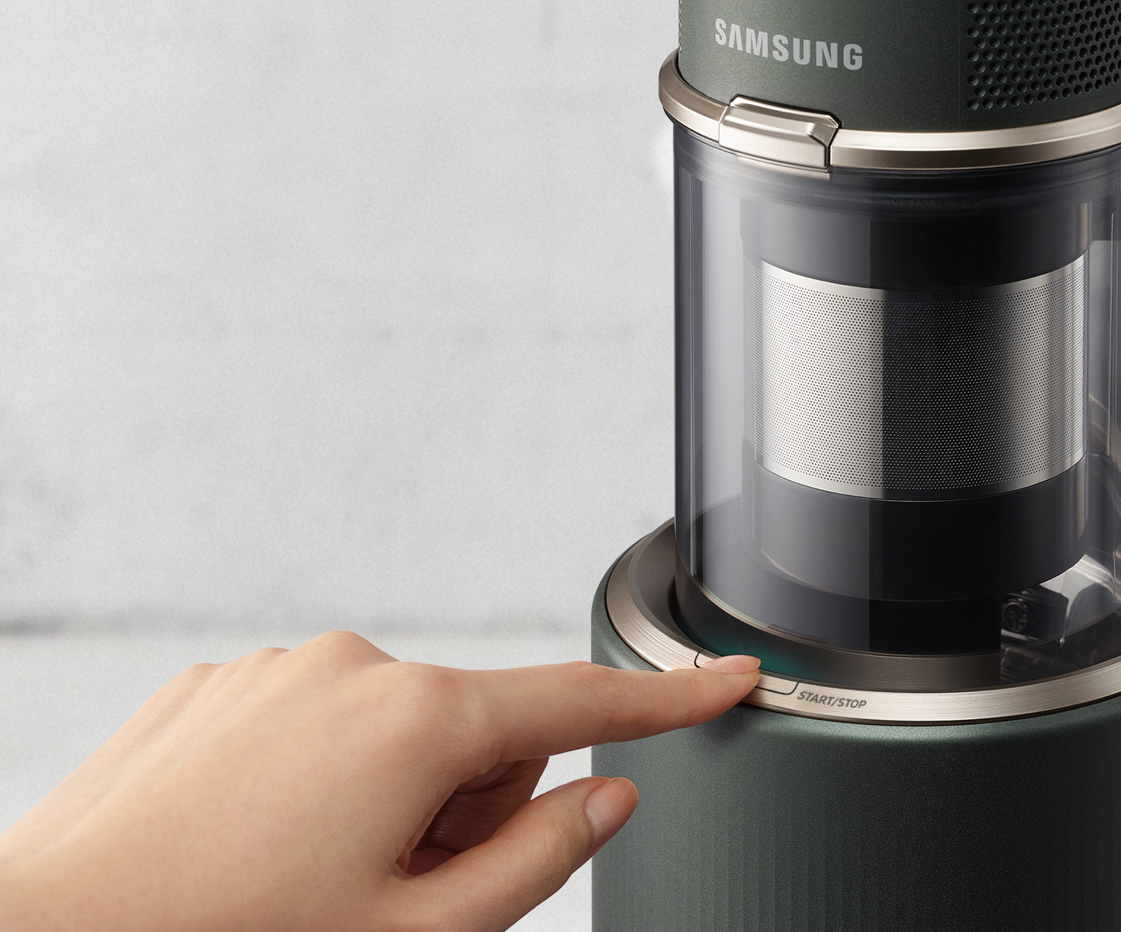 손가락으로 청정 스테이션을 작동시키는 이미지입니다.