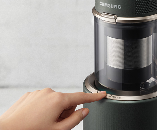 손가락으로 청정 스테이션을 작동시키는 이미지입니다.