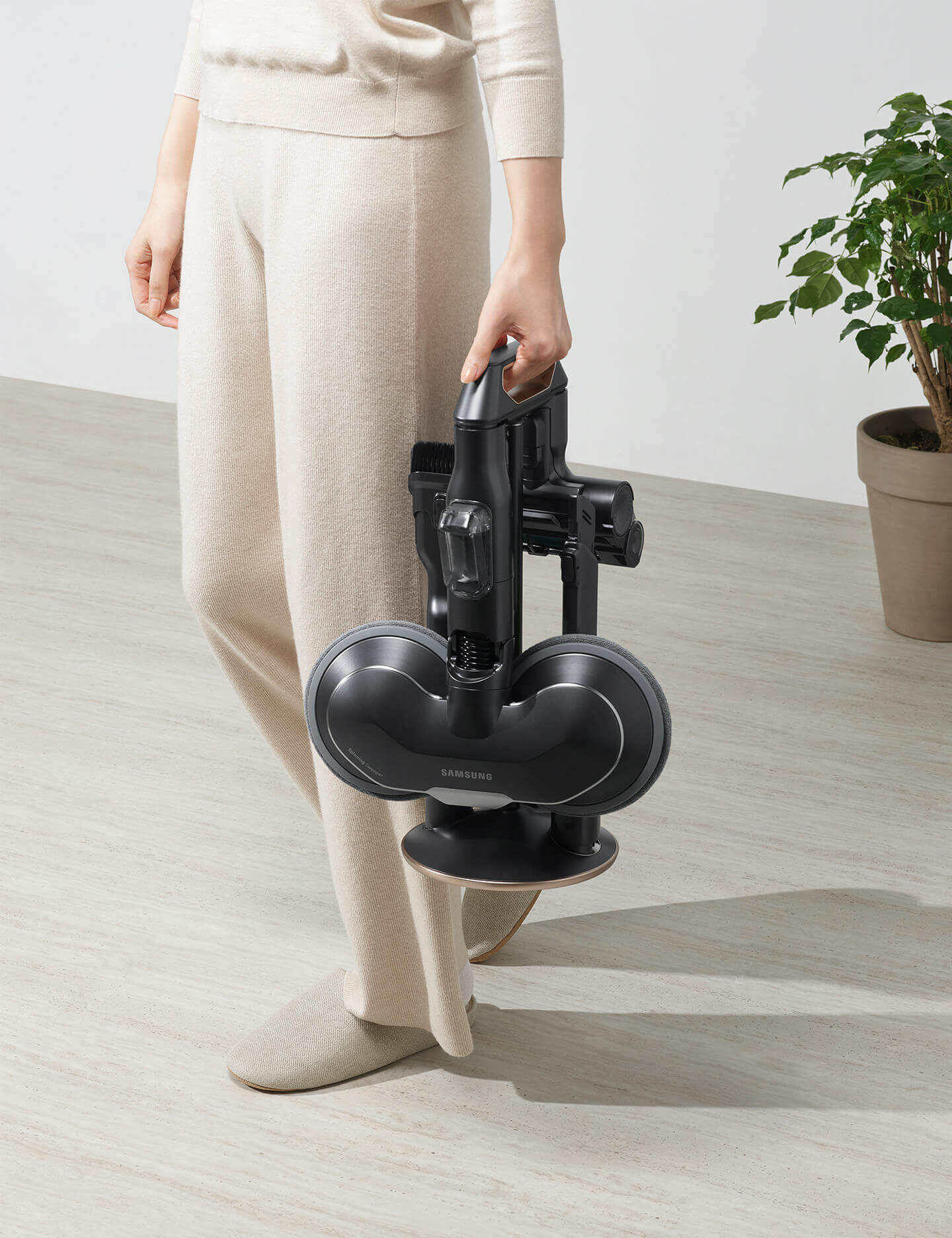 삼성 비스포크 제트의 액세서리 크래들을 들어올린 이미지입니다.