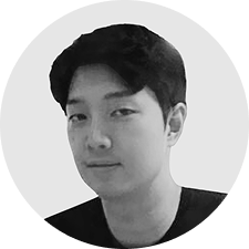 짧은 머리의 남성