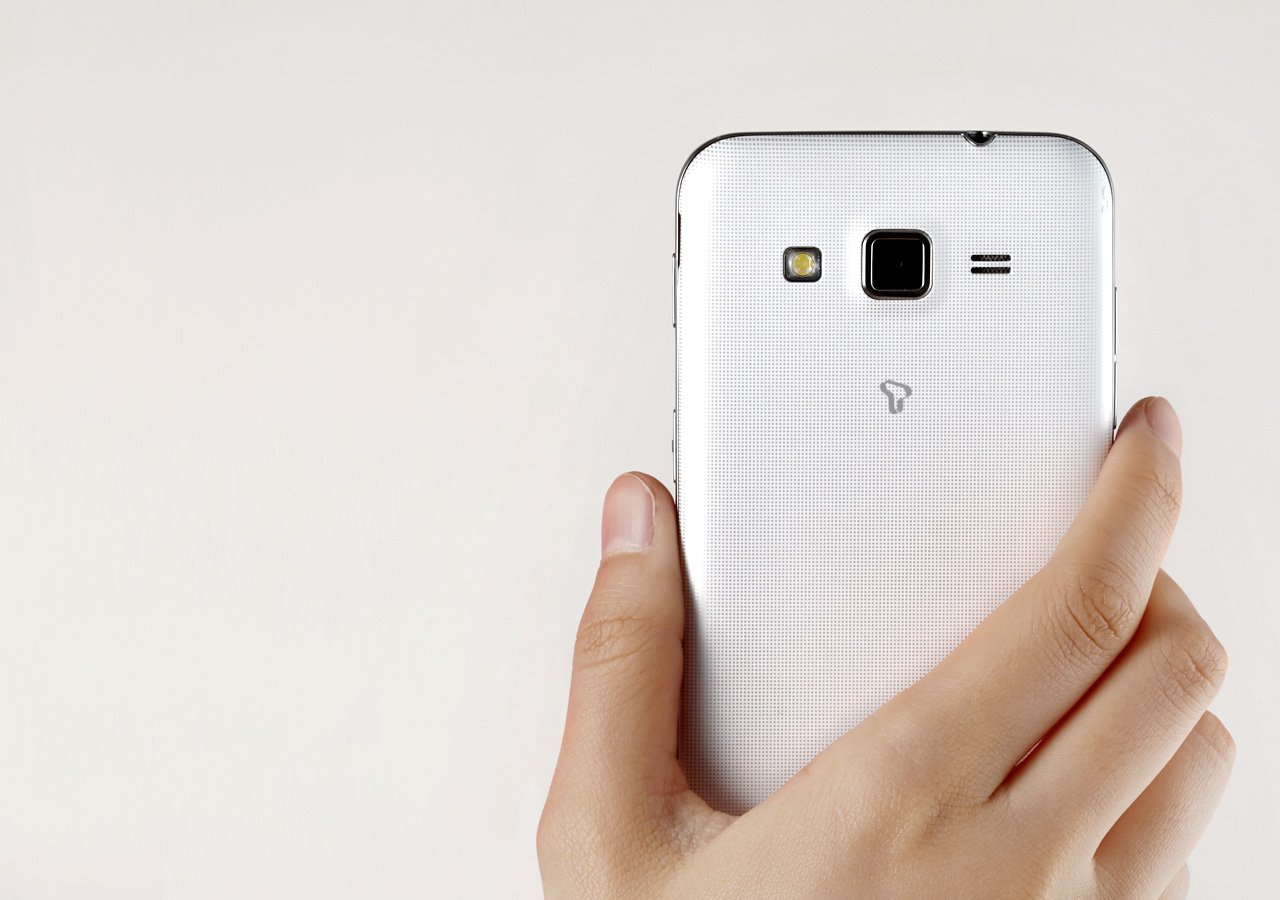 사용자가 Galaxy Core Advance를 쥐고 있습니다.