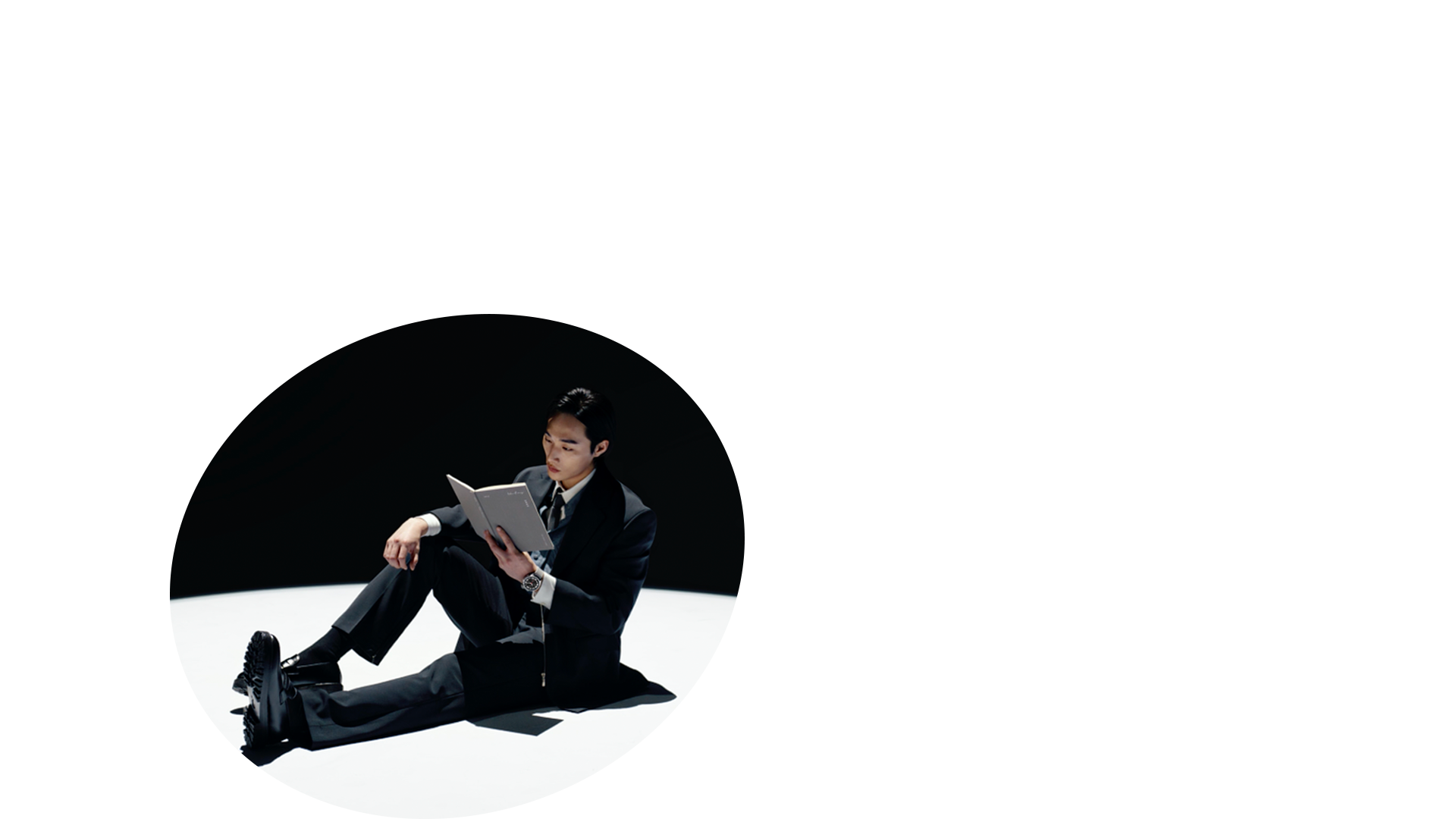 실버 스트랩의 갤럭시 워치6 클래식을 착용한 남성과 패브릭 스트랩의  워치6를 착용한 남성의 일상 컷과 시계 클로즈업 이미지입니다.
