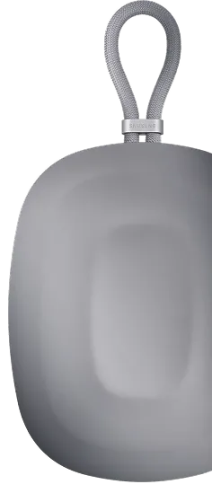 상단에 고리가 달린 실버 색의 갤럭시 XR 포터블 케이스.