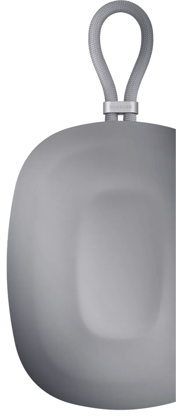 상단에 고리가 달린 실버 색의 갤럭시 XR 포터블 케이스.