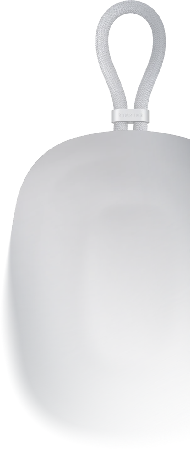 상단에 고리가 달린 실버 색의 갤럭시 XR 포터블 케이스.