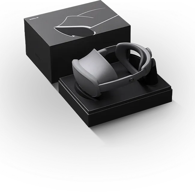 패키지 상자 상단에는 라인 드로잉으로 표현된 삼성 갤럭시 XR 제품 이미지가 있고, 그 옆 단처럼 보이는 패키지 위에는 실제 제품이 놓여 있다.