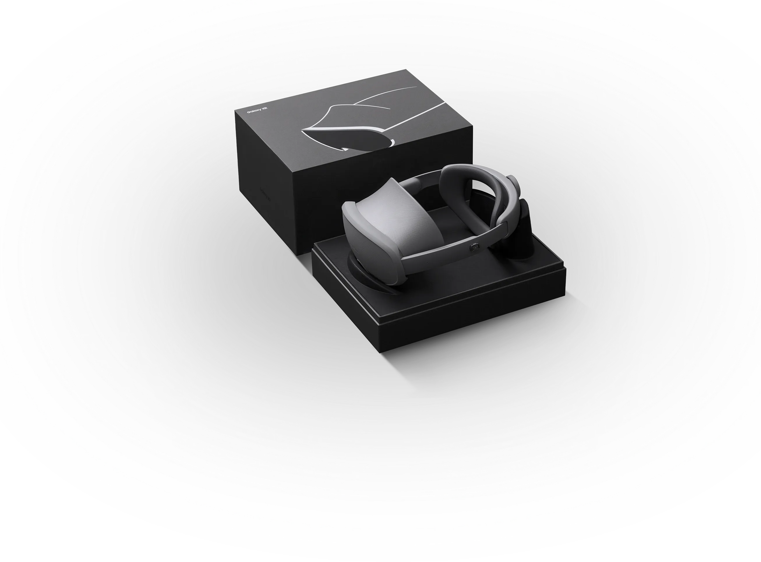 패키지 상자 상단에는 라인 드로잉으로 표현된 삼성 갤럭시 XR 제품 이미지가 있고, 그 옆 단처럼 보이는 패키지 위에는 실제 제품이 놓여 있다.