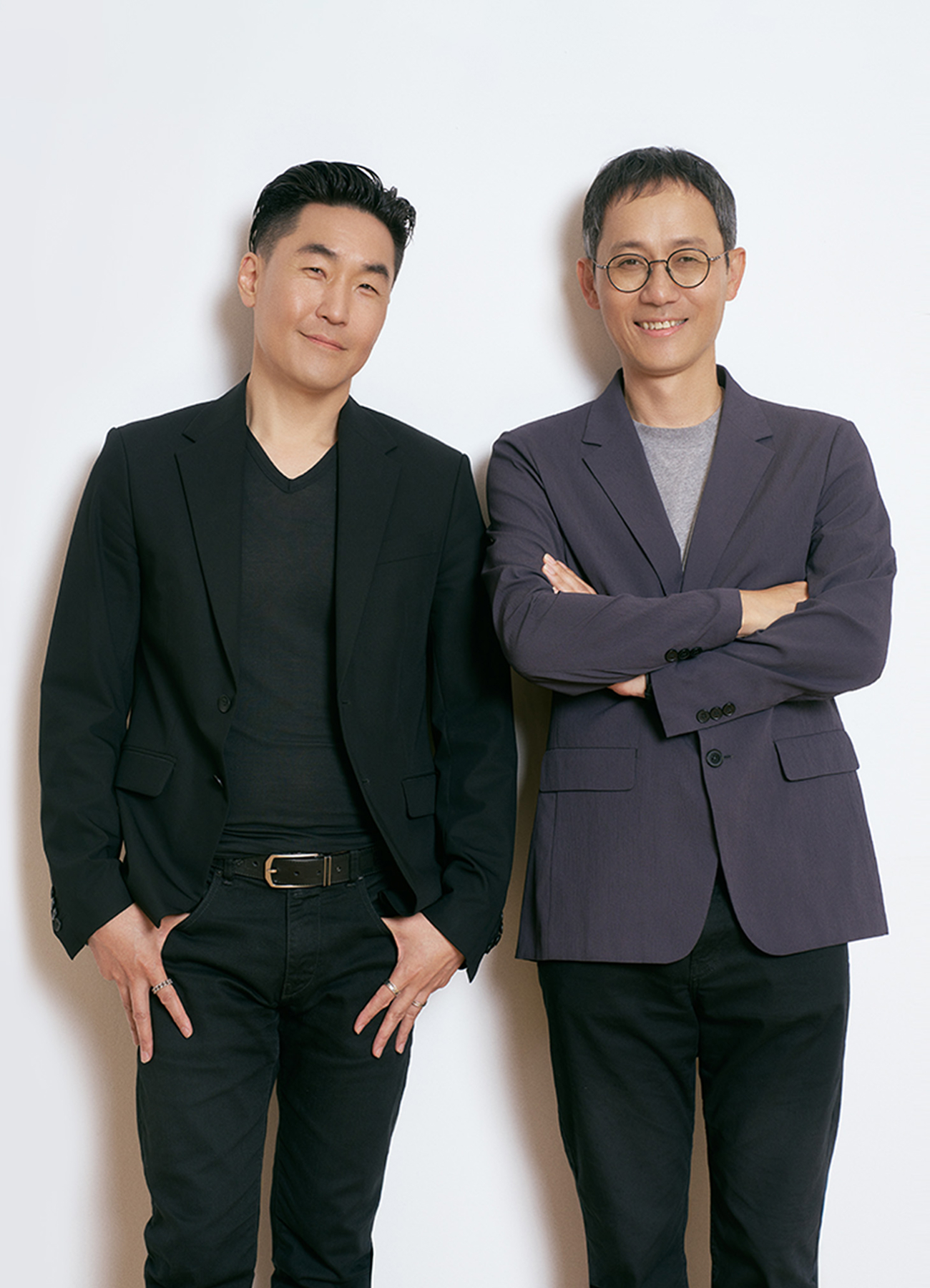 검정 자켓을 입은 이일환 MX 사업부 디자인팀장과 회색 자켓을 입고 안경을 쓴 MX 사업부 UX팀 양희철 팀장이 나란히 서서 미소 짓고 있는 모습.