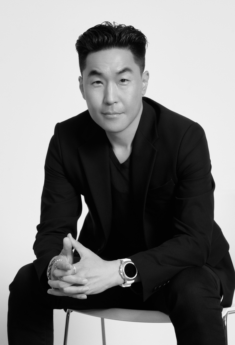 의자에 앉아 두 손을 모으고 있는 이일환 MX 사업부 디자인팀장 이미지.