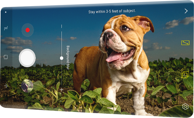 삼성전자 갤럭시 노트8 제품 2개가 겹쳐있고, 앞의 제품에 카메라 화면이 켜져 있습니다.