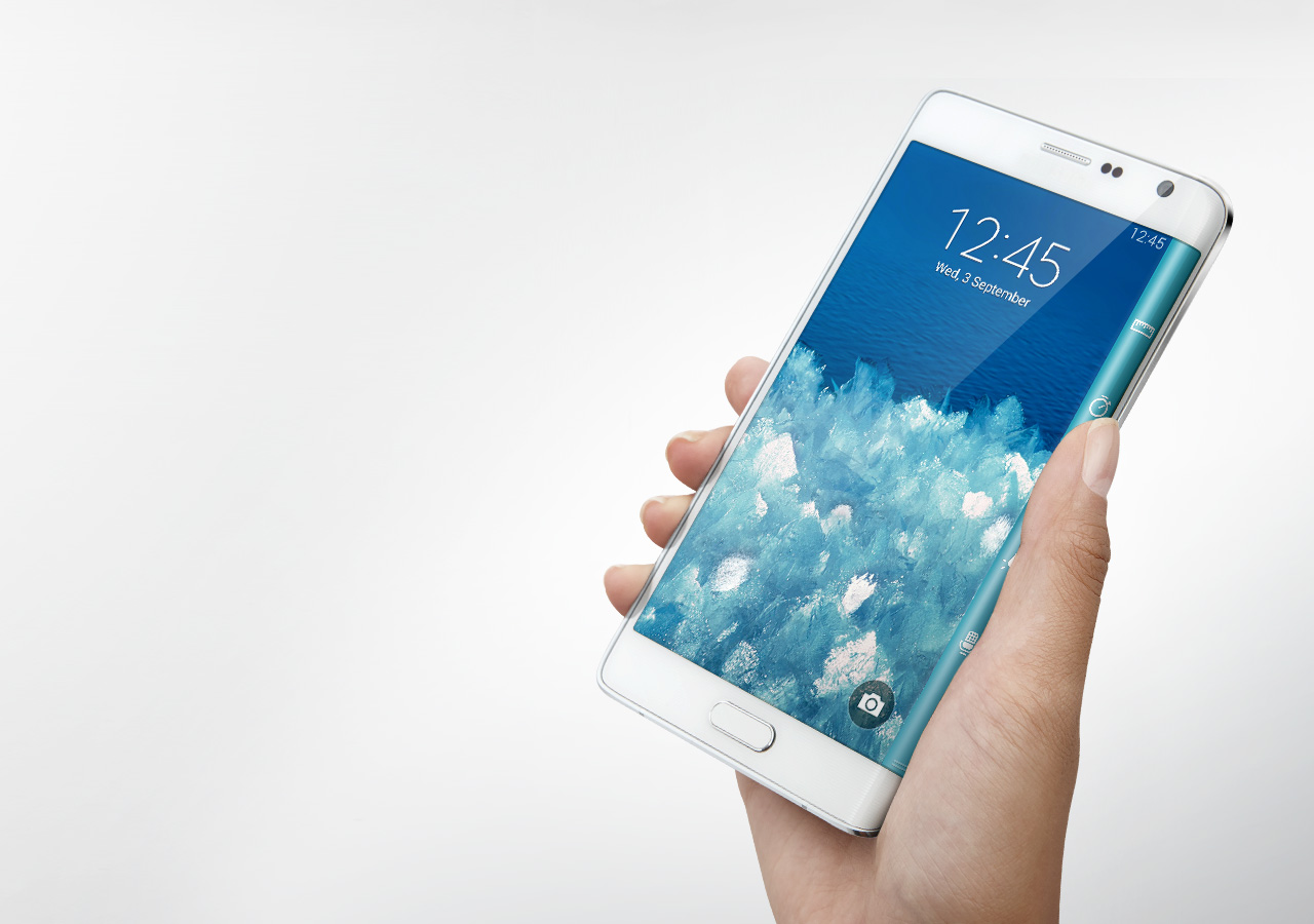 오른손 엄지 손가락으로 엣지 화면을 조작하는 모습과 왼쪽 엄지 손가락으로 조작하는 모습이 반복되어 보입니다.