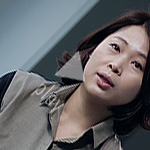 디자이너 인터뷰 영상을 재생합니다.