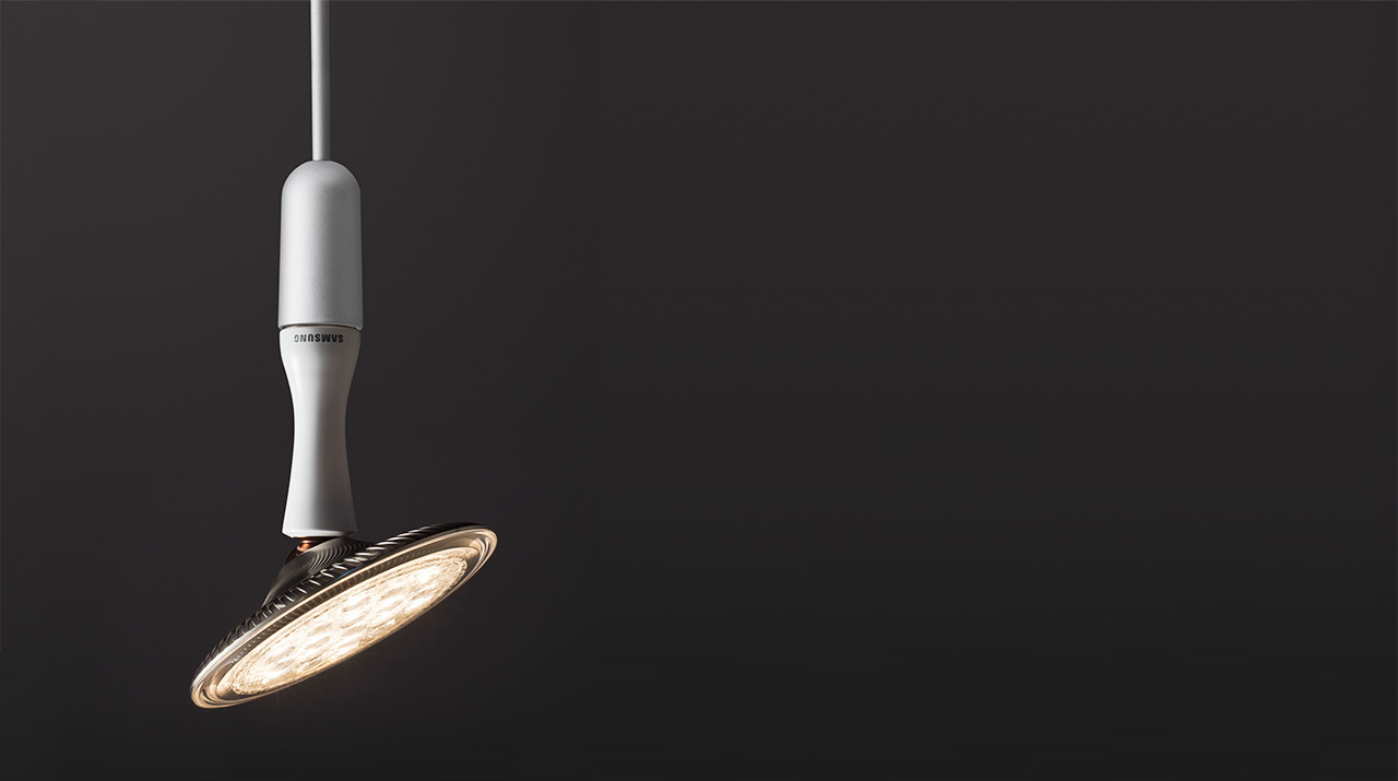 볼 힌지를 사용하여 발광부가 회전하며 빛을 비추는 영역을 선택하는 LED Lamp Swivel PAR38
