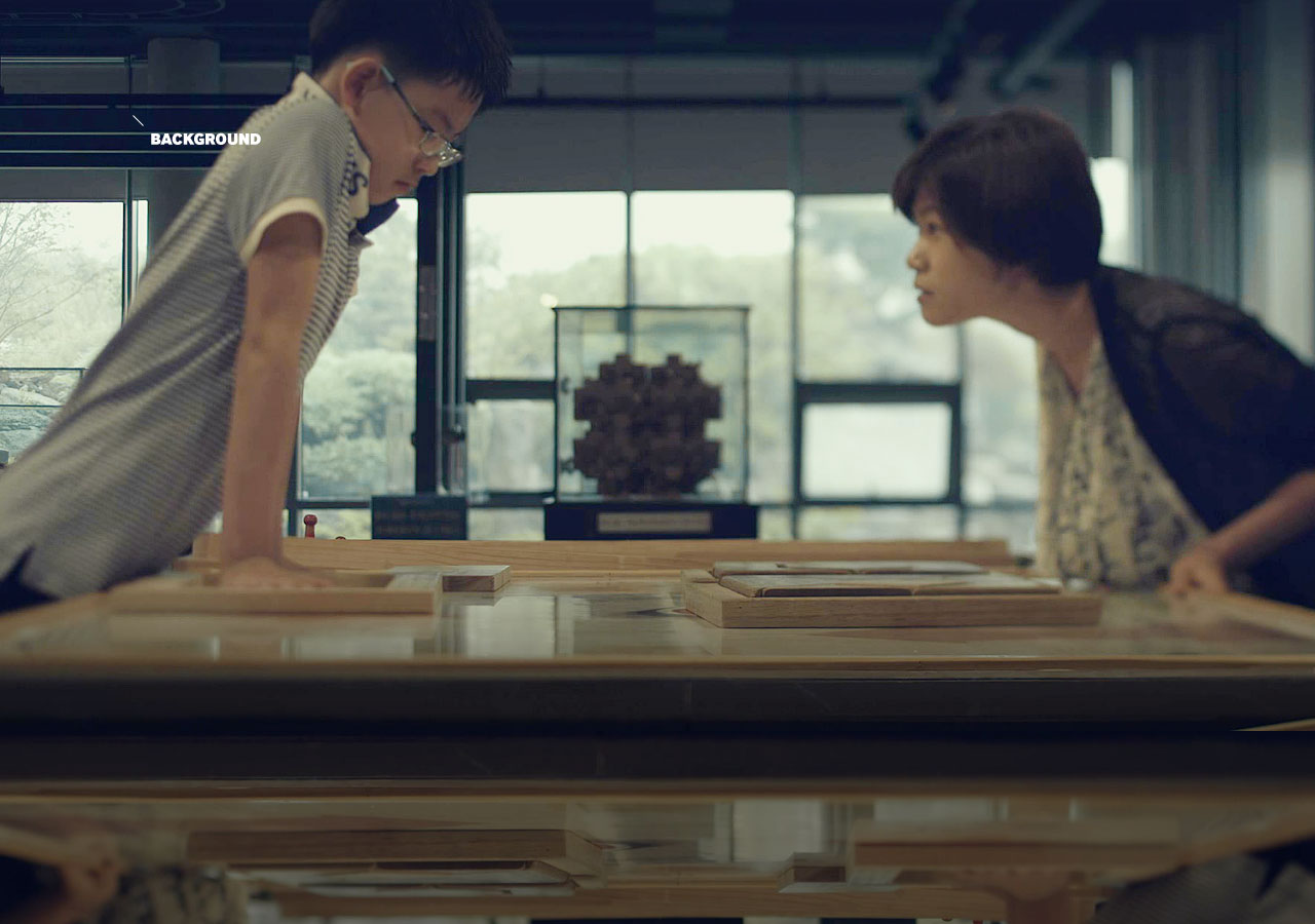 자폐 아동이 어머니와 눈을 맞추지 못하고 있습니다.