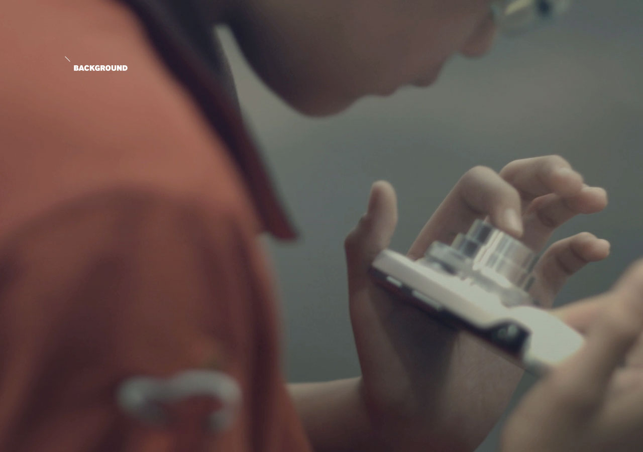 자폐 아동이 디지털 기기를 사용하고 있습니다.