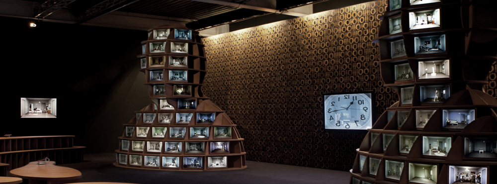 전시장 전경 풍경 이미지 입니다. 전시장 한가운데에 작품이 설치되어 있습니다.