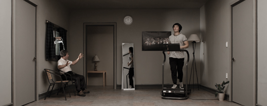 전시 영상물 ‘대화의 방’과 관련된 이미지 컷이 있습니다.