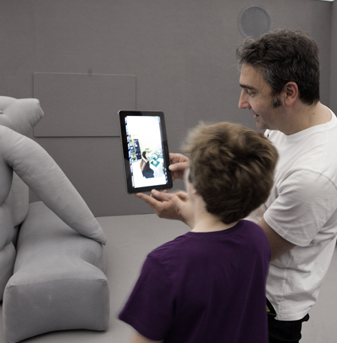 삼성 디바이스를 이용하여 전시장의 내부를 감상하는 사람들의 이미지가 있습니다.