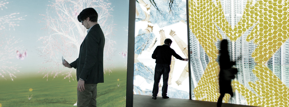 What a Wonderful World 전시장 풍경이 전면에 보입니다. 관람객들이 모바일을 랩핑된 벽면에 대고 전시를 감상합니다.