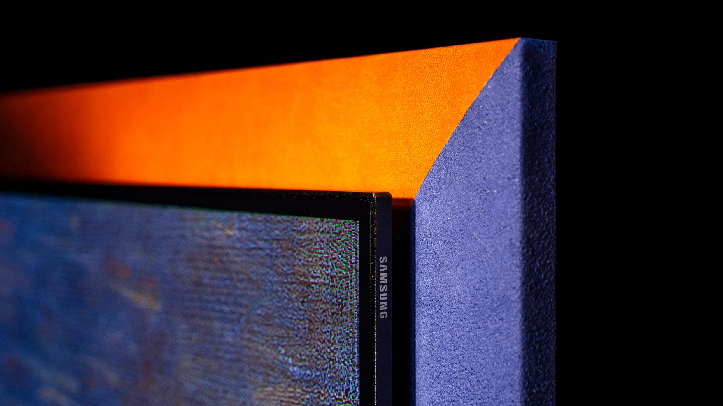 S95H OLED TV 컬러 프레임의 각기 다른 가죽 질감이 돋보이는 디테일.